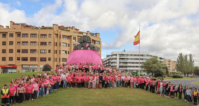 La tela rosa del Récord Guinness viste a la Menina de Alcobendas en el Día Mundial contra el Cáncer de Mama
