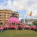 La tela rosa del Récord Guinness viste a la Menina de Alcobendas en el Día Mundial contra el Cáncer de Mama