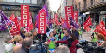 Las trabajadoras de los comedores escolares de Guadalajara se manifiestan ante Educación para denunciar los incumplimientos de su empresa, Mediterránea de Catering