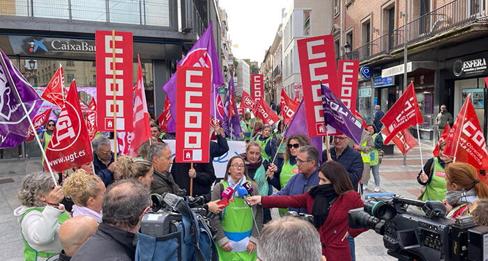 Las trabajadoras de los comedores escolares de Guadalajara se manifiestan ante Educación para denunciar los incumplimientos de su empresa, Mediterránea de Catering 1 Las trabajadoras de los comedores escolares de Guadalajara se manifiestan ante Educación para denunciar los incumplimientos de su empresa, Mediterránea de Catering