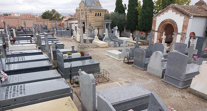 Limpieza extraordinaria y embellecimiento del cementerio de Cabanillas de cara a «Todos los Santos» 1 Limpieza extraordinaria y embellecimiento del cementerio de Cabanillas de cara a «Todos los Santos»