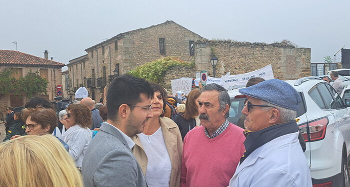 Los diputados provinciales del PP muestran su apoyo a la plataforma ‘Médico Ya' en Sigüenza