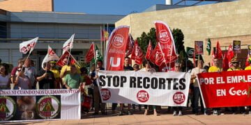 Los trabajadores de GEACAM se concentran en Toledo para denunciar los 400 despidos de la empresa pública