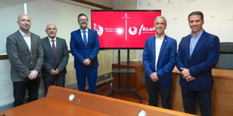 La Junta respalda la colaboración entre la Federación de Fútbol y FECAM para ofrecer mejores condiciones a las y los futbolistas con discapacidad intelectual 1 La Junta respalda la colaboración entre la Federación de Fútbol y FECAM para ofrecer mejores condiciones a las y los futbolistas con discapacidad intelectual