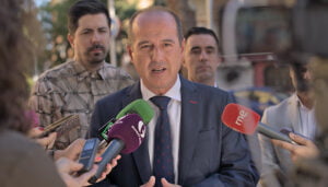 Rojo “Guarinos va a arruinar el inicio de temporada a la hostelería de Bardales por inoperancia y retrasar las obras de las plazas Prim y San Esteban”