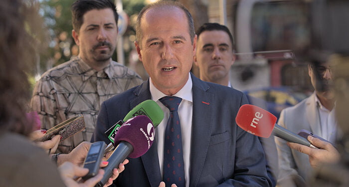 Rojo: “Guarinos va a arruinar el inicio de temporada a la hostelería de Bardales por inoperancia y retrasar las obras de las plazas Prim y San Esteban” 1 Rojo “Guarinos va a arruinar el inicio de temporada a la hostelería de Bardales por inoperancia y retrasar las obras de las plazas Prim y San Esteban”