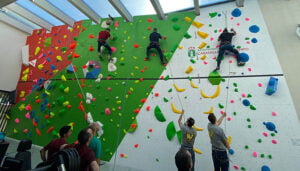 Se pone en marcha en Cabanillas la nueva Escuela Deportiva Municipal de Escalada, utilizando el rocódromo del Centro Fitness