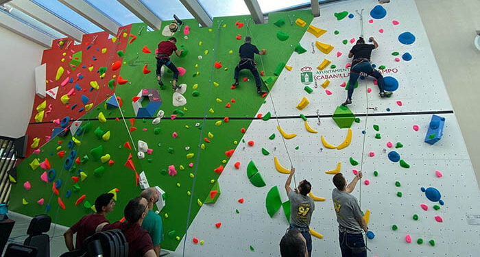Se pone en marcha en Cabanillas la nueva Escuela Deportiva Municipal de Escalada, utilizando el rocódromo del Centro Fitness