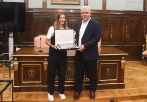 Sheila García recoge la Placa al Mérito de la Provincia de manos del presidente de la Diputación