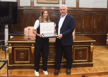Sheila García recoge la Placa al Mérito de la Provincia de manos del presidente de la Diputación Sheila García recoge la Placa al Mérito de la Provincia de manos del presidente de la Diputación
