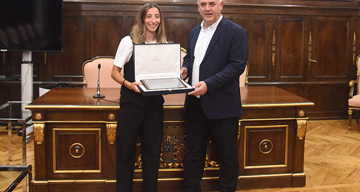 Sheila García recoge la Placa al Mérito de la Provincia de manos del presidente de la Diputación