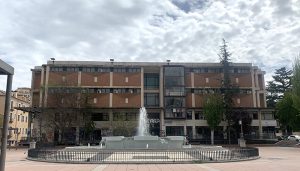 Vallado perimetralmente el edificio del Mercado de Cuenca para evitar riesgos por el deterioro de la envolvente y la cornisa