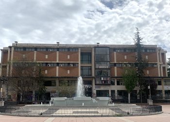 Vallado perimetralmente el edificio del Mercado de Cuenca para evitar riesgos por el deterioro de la envolvente y la cornisa