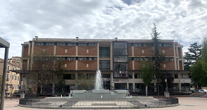 Vallado perimetralmente el edificio del Mercado de Cuenca para evitar riesgos por el deterioro de la envolvente y la cornisa