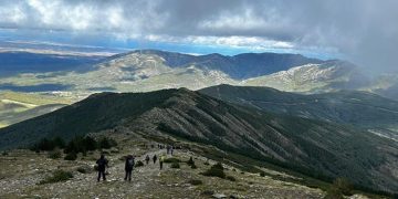 Varias decenas de personas participan en la I Jornada Montañera del Parque Natural de la Sierra Norte, organizada por el Gobierno regional
