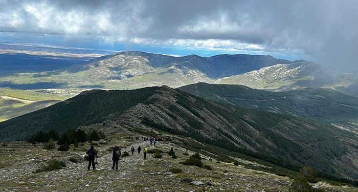 Varias decenas de personas participan en la I Jornada Montañera del Parque Natural de la Sierra Norte, organizada por el Gobierno regional