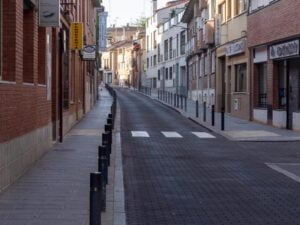 La calle Arrabal del Agua luce renovada, sustituyendo los adoquines por aglomerado grabado