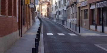 La calle Arrabal del Agua luce renovada, sustituyendo los adoquines por aglomerado grabado