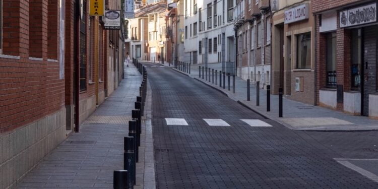 La calle Arrabal del Agua luce renovada, sustituyendo los adoquines por aglomerado grabado