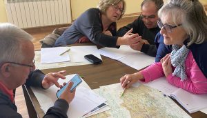 ADEL enseña a los mayores a utilizar los móviles y les inicia en el uso de internet