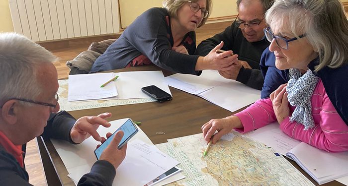 ADEL enseña a los mayores a utilizar los móviles y les inicia en el uso de internet