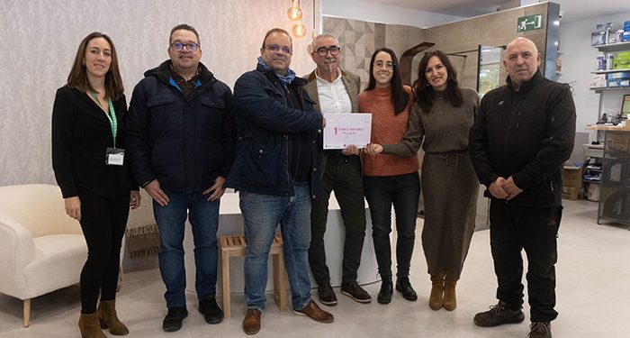 Baño y Jardín, Porticada y Aluminios Villaverde, ganadores del concurso Escaparate en Rosa
