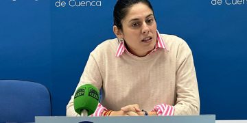 Bea Jiménez: “Un presidente, 4 vicepresidencias y 22 ministerios, pero el que manda en España es Puigdemont, un prófugo de la justicia”
