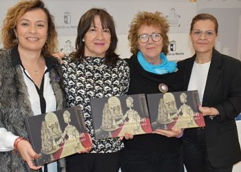 Dos sisanteñas rescatan del olvido a Luisa Roldán, escultora barroca que rompió esquemas, y se la presentan a los más jóvenes