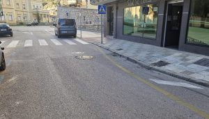El Ayuntamiento de Cuenca declara de emergencia la ejecución de la calle Colón tras la aparición de un hundimiento entre la calzada y el acerado