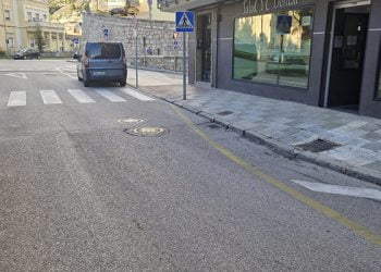 El Ayuntamiento de Cuenca declara de emergencia la ejecución de la calle Colón tras la aparición de un hundimiento entre la calzada y el acerado