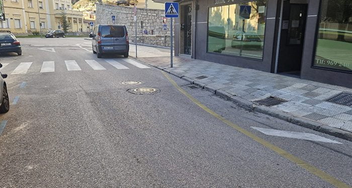 El Ayuntamiento de Cuenca declara de emergencia la ejecución de la calle Colón tras la aparición de un hundimiento entre la calzada y el acerado