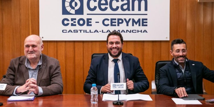 El Gobierno regional trabajará con el sector del taxi para ahondar en el Transporte Sensible a la Demanda, las áreas de prestación conjunta y nuevas ayudas