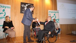 Fernández Sanz, reconocido con la silla de oro ASPAYM Cuenca a la integración de las personas con discapacidad