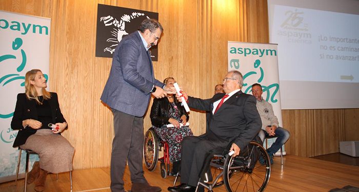 Fernández Sanz, reconocido con la silla de oro ASPAYM Cuenca a la integración de las personas con discapacidad