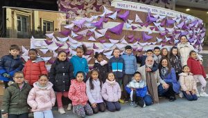 La Delegación de la Junta de Guadalajara se cubre de mariposas para dar alas a las mujeres víctimas de género con participación de ciudadanía y alumnado