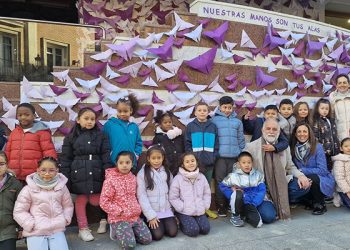 La Delegación de la Junta de Guadalajara se cubre de mariposas para dar alas a las mujeres víctimas de violencia de género con participación de ciudadanía y alumnado