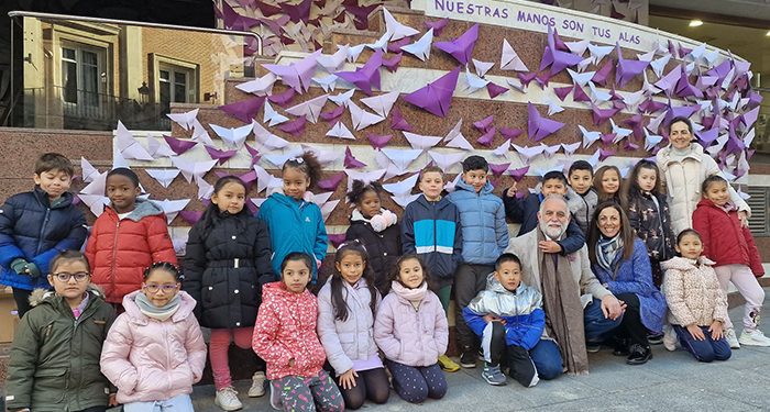 La Delegación de la Junta de Guadalajara se cubre de mariposas para dar alas a las mujeres víctimas de género con participación de ciudadanía y alumnado
