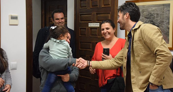 La Diputación, el Ayuntamiento de Belmonte y el Secretario de Reto Demográfico mantienen una reunión con las familias del Proyecto Arraigo