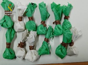 La Guardia Civil detiene en Las Mesas a dos personas por tráfico de drogas y robo con fuerza