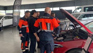 Los bomberos del Ayuntamiento de Cuenca se forman de cara a intervenciones en accidentes de tráfico de vehículos eléctricos
