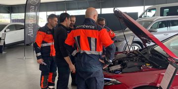 Los bomberos del Ayuntamiento de Cuenca se forman de cara a intervenciones en accidentes de tráfico de vehículos eléctricos