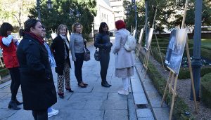 Los jardines de la Diputación de Cuenca acogen una exposición de fotografía de Cruz Roja sobre la violencia de género
