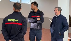 Los responsables del Servicio de Bomberos comprueban la terminación de la obra civil de los parques de Priego y Cañete