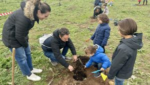 Plantación familiar de más de 400 árboles en la finca de Castillejos con el proyecto “Pequeño Bosque”