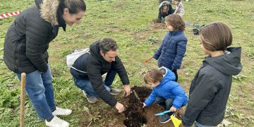 Plantación familiar de más de 400 árboles en la finca de Castillejos con el proyecto “Pequeño Bosque”