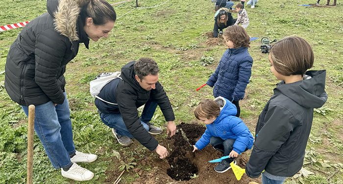 Plantación familiar de más de 400 árboles en la finca de Castillejos con el proyecto “Pequeño Bosque”