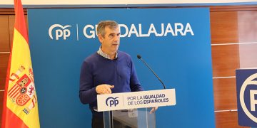 Román: “Espero que el diputado socialista Alberto Rojo escuche el clamor de los guadalajareños que dice no a la amnistía y que la convivencia no se garantiza comprando votos”