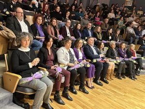 Sentido homenaje en Cuenca a las 52 mujeres asesinadas este 2023 en el acto por el Día para la Eliminación de la Violencia contra las Mujeres