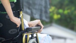 Un estudio de la UCLM cuestiona la efectividad de la certificación de profesionalidad para las trabajadoras de las residencias de mayores