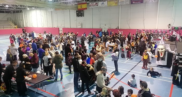 Villanueva de la Torre disfruta de un terrorífico Halloween con un multitudinario concurso de disfraces y un sensacional Pasaje del Terror confeccionado por las peñas